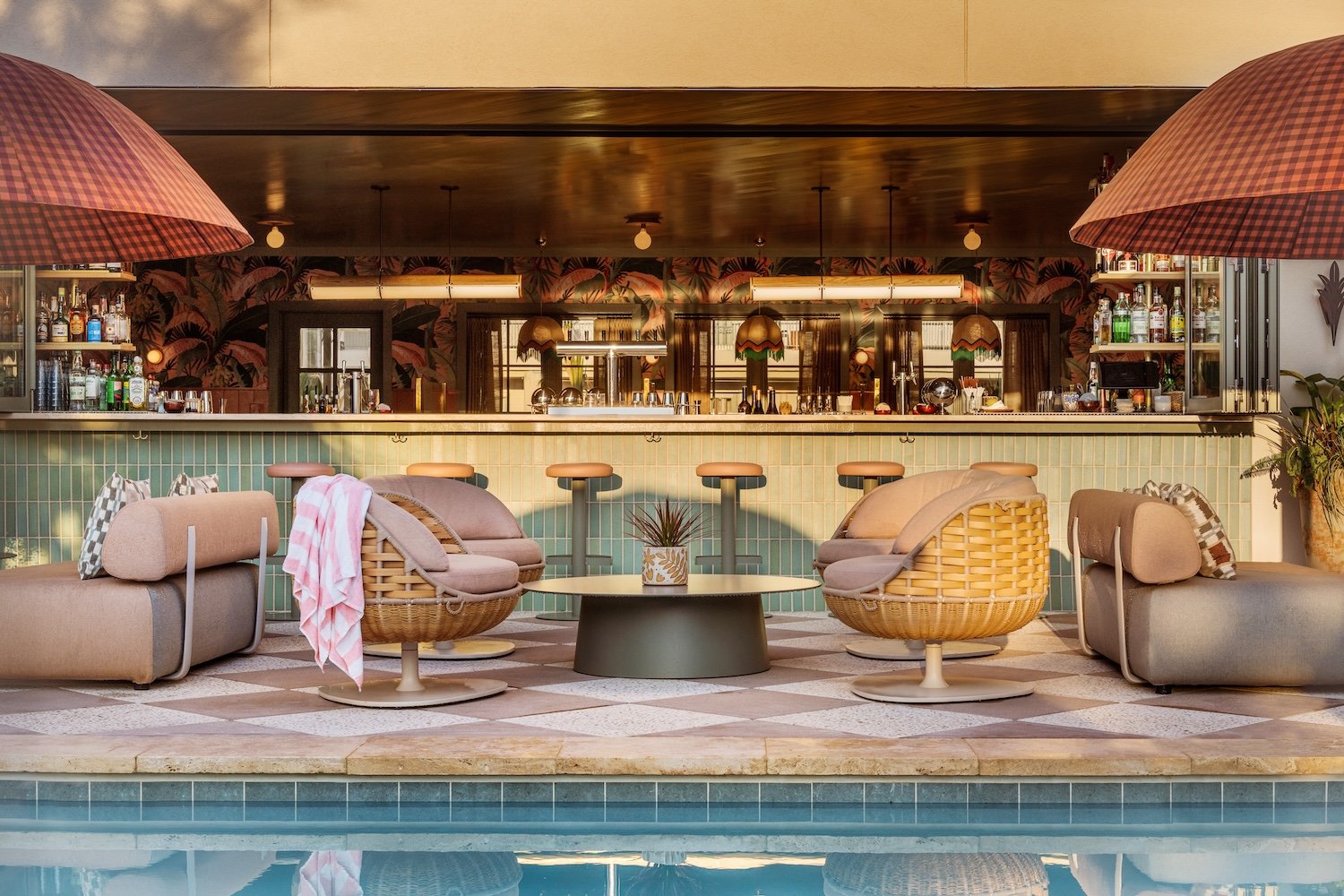 Experience the variety: Discover the 16 best rooftop bars in Charleston.